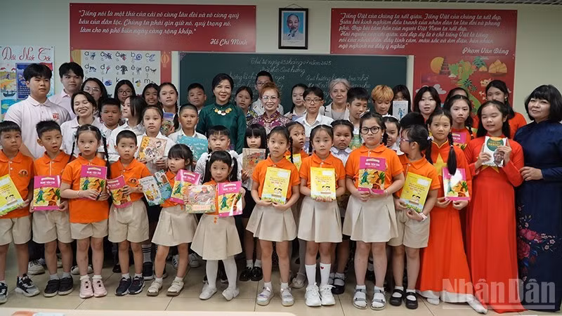 Ngo Phuong Ly, épouse du secrétaire général du Parti To Lam, offre des livres et des contes vietnamiens aux élèves d’origine vietnamienne en Russie. Photo : NDEL
