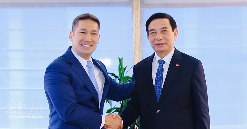 Le général Phan Van Giang, vice-Premier ministre et ministre vietnamien de la Défense (droite), et le secrétaire par intérim à la Marine des États-Unis, Hùng Cao. Photo : VNA. 
