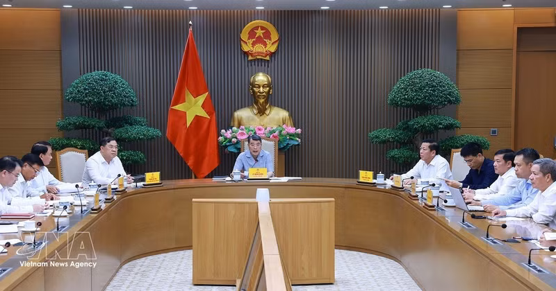 Le Premier ministre Lê Minh Hung (au centre) préside la réunion visant à faire le point sur la mise en œuvre des projets de transport clés et à accélérer leur décaissement de fonds, à Hanoi, le 22 septembre. Photo : VNA. 