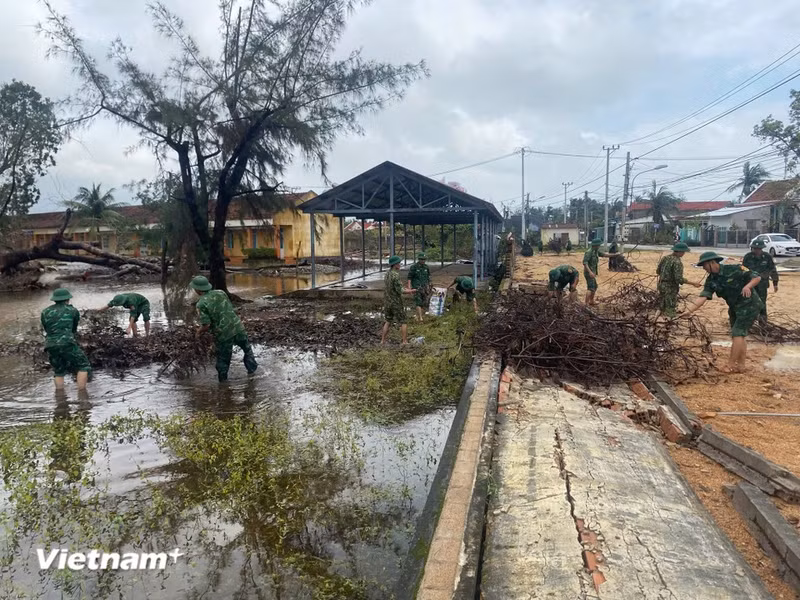 Le 24 novembre, les forces de garde-frontière de la province de Dak Lak (dans les Hauts plateaux du Centre) ont continué de déployer au maximum leurs effectifs et leurs moyens vers les localités gravement touchées par les inondations. Elles ont coopéré avec les autorités locales et les unités concernés afin d’aider les habitants à remédier aux conséquences des intempéries et à rétablir rapidement une vie normale. Photo : VNA