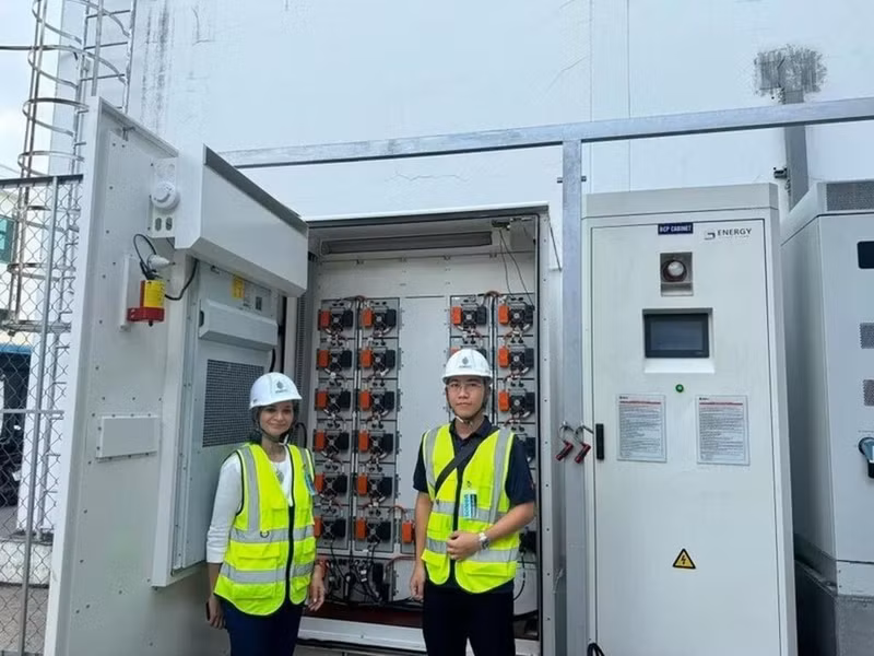 Sunita Dubey, représentante nationale de la GEA au Vietnam, lors d'une visite du système BESS au parc de haute technologie de Hô Chi Minh-Ville. Photo : baoquocte