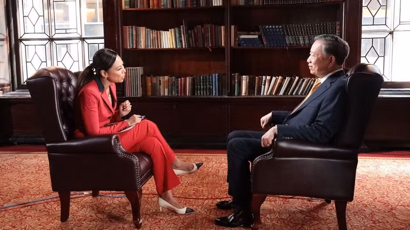 Le SG du PCV et président de la République, To Lam (à droite), répond à une interview de Bloomberg. Photo : VNA.