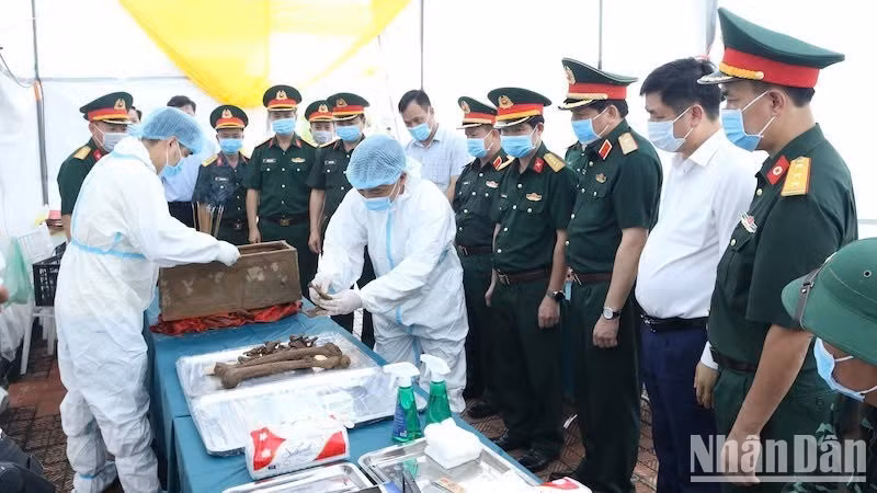Collecte des dépouilles de soldats tombés au champ d'honneur au cimetière du quartier de Tran Lam (province de Hung Yen). Photo : NDEL.