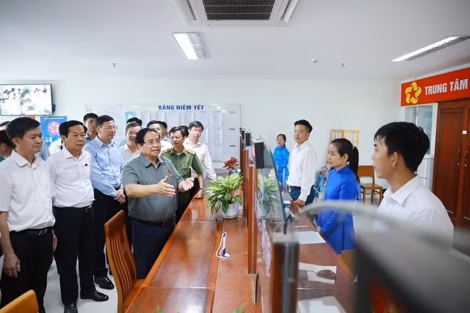 Le Premier ministre Pham Minh Chinh visite le Centre des services administratifs publics du quartier de Hung Phu, à Cân Tho. Photo : VNA.