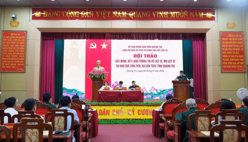 Lors du colloque consacré à la vérification et à la conclusion des informations relatives aux martyrs et à leurs sépultures dans la commune de Con Tien, le 9 septembre à Quang Tri. Photo : Commandement militaire de la province de Quang Tri