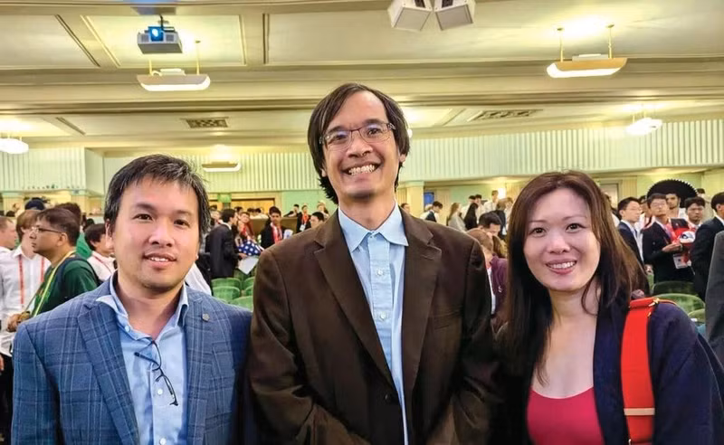 Le Dr. Luong Minh Thang, entouré du mathématicien australien Terence Tao (centre) et de son épouse, Wendy Uyên Nguyên (droite). Photo : CVN.