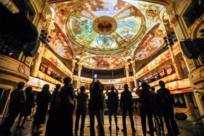 Le spectacle de mapping lumineux métamorphose l’espace de l’Opéra de Hanoï. Photo : VNA.