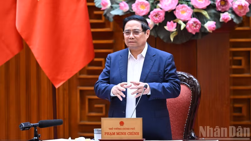 Le PM Pham Minh Chinh s'exprime lors de la réunion avec le ministère de la Défense et les services concernés sur les missions militaires et de défense de l’année 2026, le 24 décembre à Hanoï. Photo : Tran Hai/NDEL