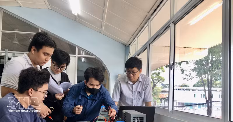 Des étudiants de l'Université de technologie – Université nationale du Vietnam à Hô Chi Minh-Ville s'exercent à des applications de haute technologie. Photo : VNA. 
