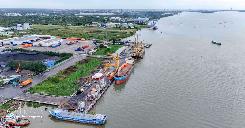 Prévu à partir de septembre 2026, le transport direct des produits agricoles du delta du Mékong depuis le port de Cai Cui vers le Guangxi, en Chine. Photo : VNA.