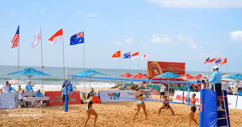 Le tournoi international de beach-volley féminin 2026 a débuté le 14 août au complexe touristique NovaWorld Phan Thiet. Photo : VNA. 