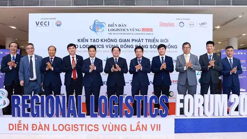 Le vice-PM Ho Quoc Dung et les délégués lors de la 7e édition du Forum régional de la logistique, le 21 septembre à Hai Phong. Photo : NDEL.