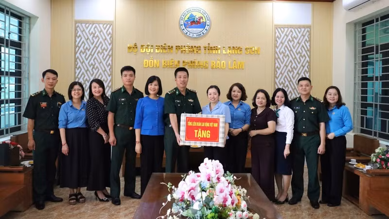 Remise des cadeaux aux cadres et soldats du poste de garde-frontière de Bao Lam (province de Lang Son. Photo : NDEL