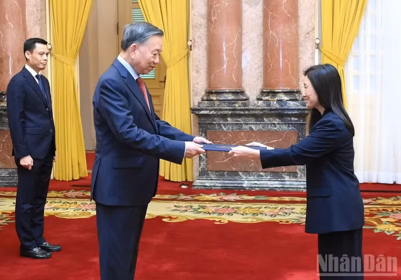 Le secrétaire général du Parti communiste du Vietnam (PCV) et président vietnamien, To Lam (à gauche), et l'ambassadrice des États-Unis, Jennifer Wicks. Photo : NDEL.