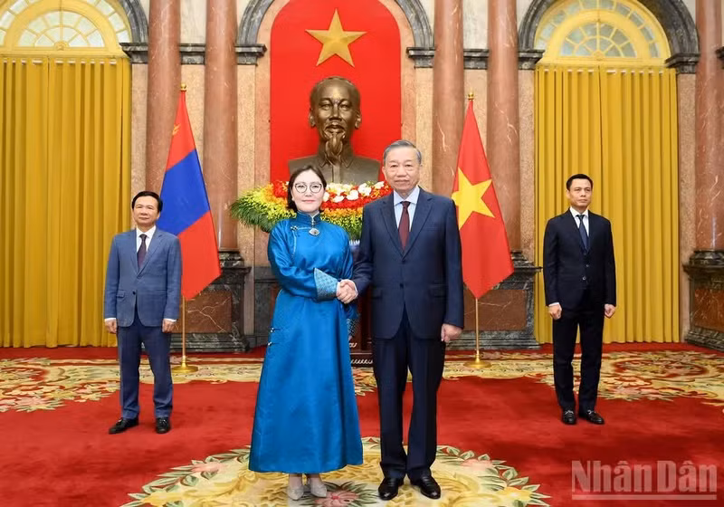 Le secrétaire général du Parti communiste du Vietnam (PCV) et président vietnamien, To Lam (à droite), et l'ambassadrice de Mongolie, Ganbaatar Hulan. Photo : NDEL.