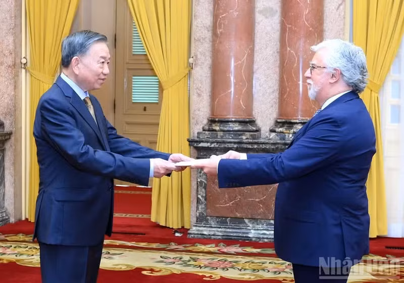 Le secrétaire général du Parti communiste du Vietnam (PCV) et président vietnamien, To Lam (à gauche), et l'ambassadeur du Portugal, Joaquim Alberto De Sousa Moreira De Lemos. Photo : NDEL. 