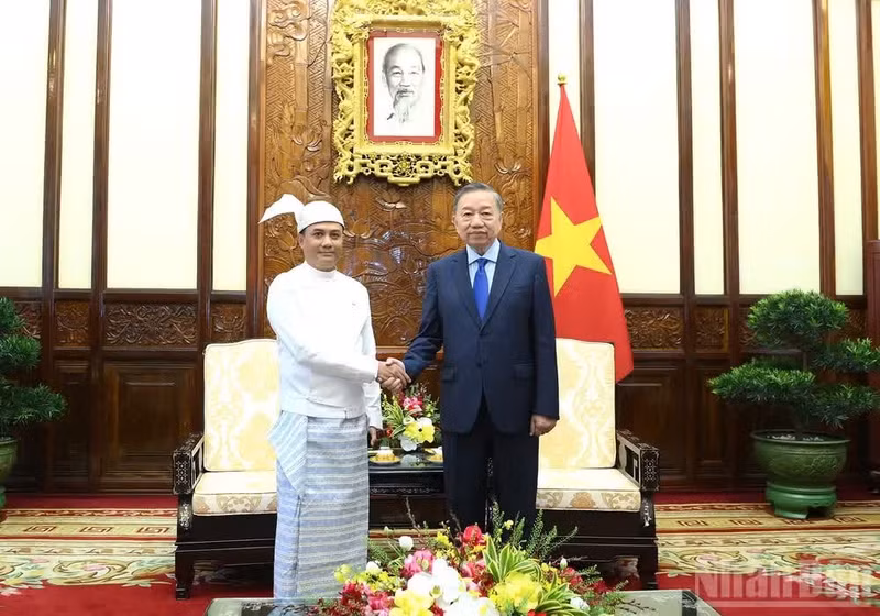 Le secrétaire général du Parti communiste du Vietnam (PCV) et président vietnamien, To Lam (à droite), et l'ambassadeur du Myanmar, Wai Linn. Photo : NDEL.