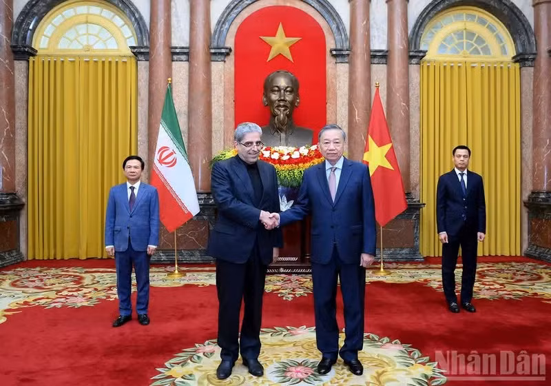 Le secrétaire général du Parti communiste du Vietnam (PCV) et président vietnamien, To Lam (à droite), et l'ambassadeur d'Iran, Akbar Ghasemi Ali Abadi. Photo : NDEL.