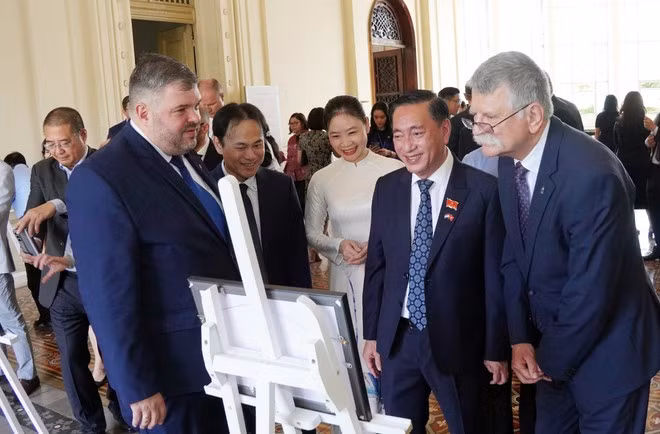 Le président de l'Assemblée nationale (AN) de Hongrie, Kövér László et les délégués lors de l'exposition de photos. Photo : VNA.