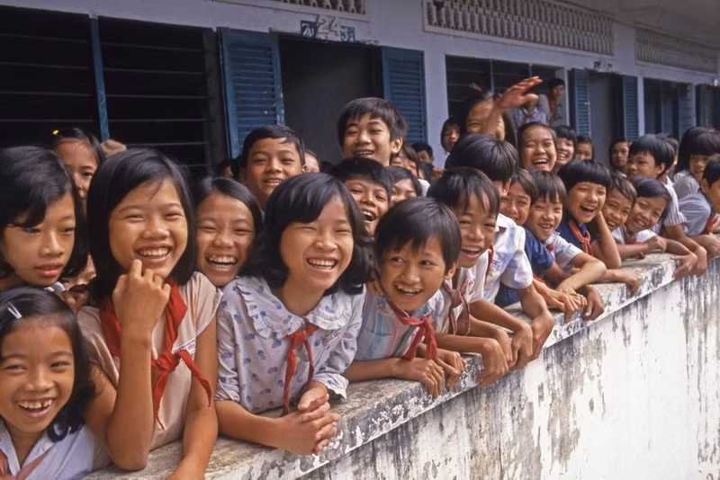 Groupe d’enfants dans une école primaire à Hanoi, Vietnam, 1987, de Lily Franey. Photo fournie par les organisateurs