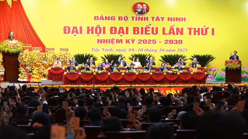 Adoption à l’unanimité du programme du Ier Congrès du Comité du Parti provincial de Tây Ninh. Photo : VNA