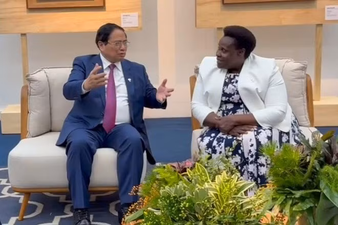 Le Premier ministre Pham Minh Chinh et la vice-présidente ougandaise Jessica Rose Epel Alupo. Photo : VGP.