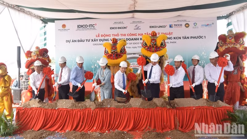 Lors de la cérémonie de lancement des travaux d’infrastructures techniques de la zone industrielle de Tan Phuoc 1, dans la commune de Tan Phuoc 3, province de Dong Thap (dans le delta du Mékong). Photo : NDEL