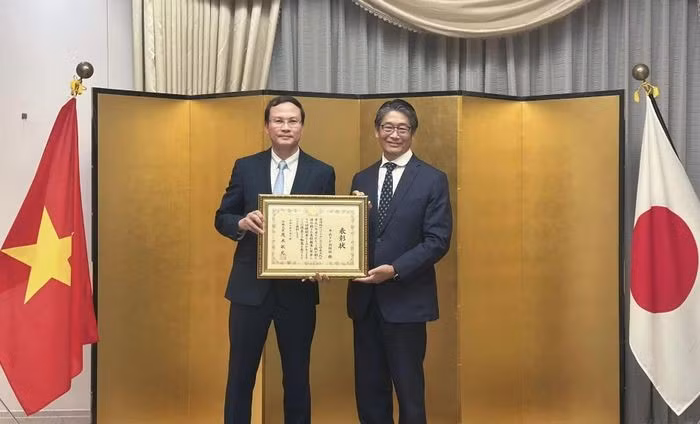 L’ambassadeur du Japon au Vietnam, Ito Naoki (à droite), remet le satisfecit du ministre japonais des Affaires étrangères à la maison d’édition Kim Dong, le 28 octobre à Hanoï. Photo : baoquocte.vn.