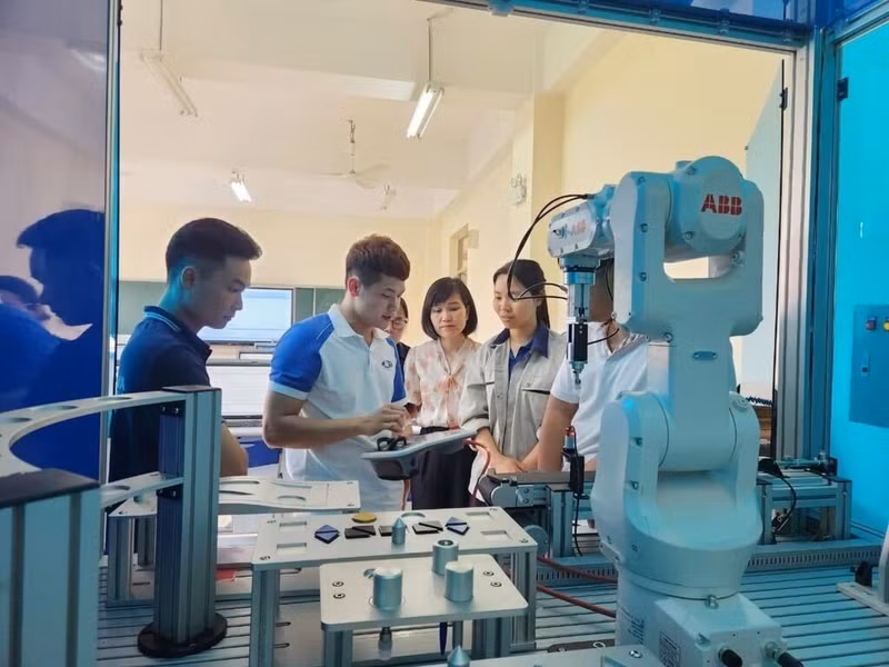 Les établissements d’enseignement professionnel transforment leur gouvernance et renforcent leur coopération avec les entreprises pour adapter leurs formations aux besoins du marché. Photo : VNA