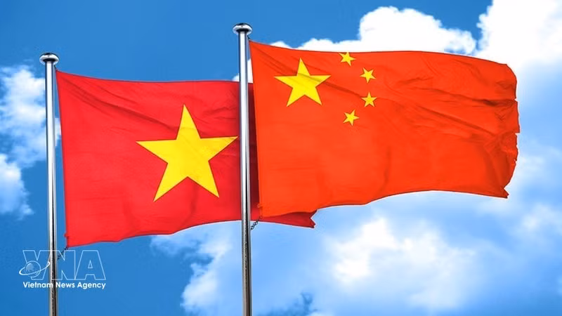 Les drapeaux nationaux du Vietnam et de Chine. Photo : VNA. 