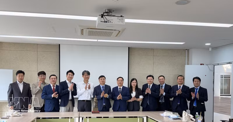 Les autorités de la province de Hung Yên et les représentants Centre d’études asiatiques de l’Université nationale de Séoul (SNU). Photo: VNA 