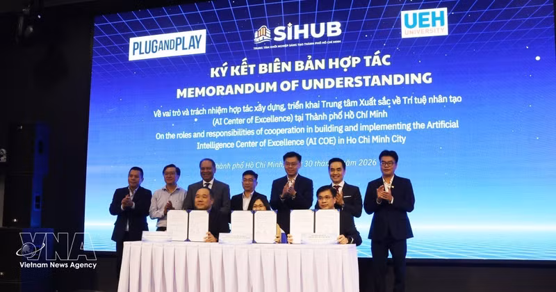 Singature du protocole d'accord de coopération entre le Centre d’innovation et d’entrepreneuriat de Hô Chi Minh-Ville, l’Université d’économie de Hô Chi Minh-Ville et la société Plug & Play Singapore. Photo : VNA. 