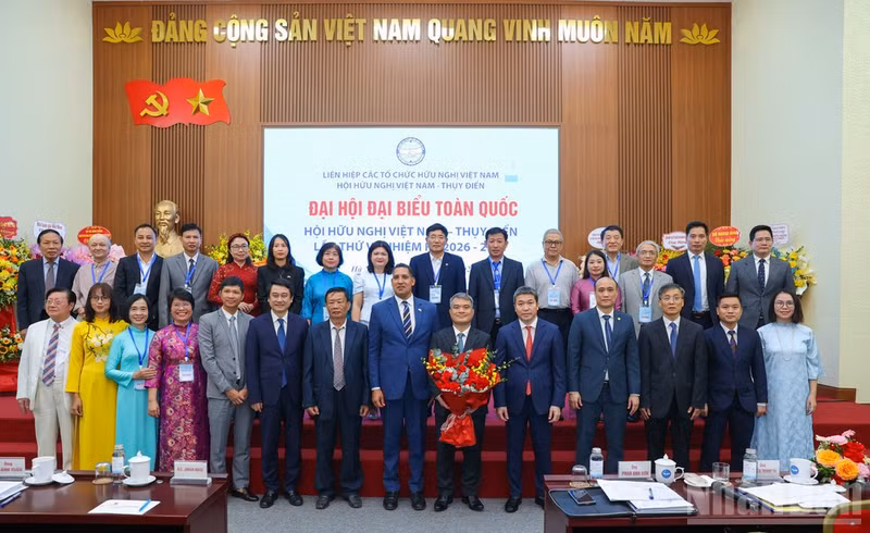 Le Comité exécutif de l’Association d’amitié Vietnam – Suède pour le mandat 2026 – 2031. Photo : NDEL.