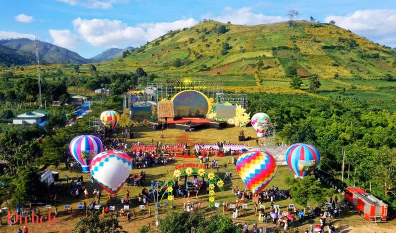 Forte de son long littoral, de son riche écosystème marin, de son espace de la culture des gongs et de son patrimoine historique et culturel diversifié, Gia Lai devrait apporter une nouvelle dimension à la série des Années nationales du tourisme. Photo : tcdulichtphcm.vn