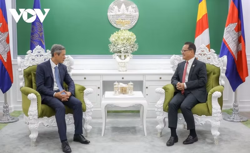 L’ambassadeur du Vietnam au Cambodge, Nguyen Minh Vu (à gauche), et le docteur Eang Sophallet, ministre cambodgien de l’Environnement, le 16 septembre à Phnom Penh. Photo : VOV