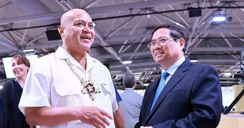 Le Premier ministre Pham Minh Chinh (droite) et son homologue de Tuvalu, Feleti Penitala Teo, en marge de la 3ᵉ Conférence des Nations Unies sur les océans (UNOC 3). Photo: VNA
