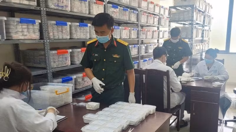Le Commandement militaire de la ville de Hue remet des échantillons de restes de soldats tombés au combat à l'Académie vietnamienne des sciences et technologies. Photo : LE SAU.
