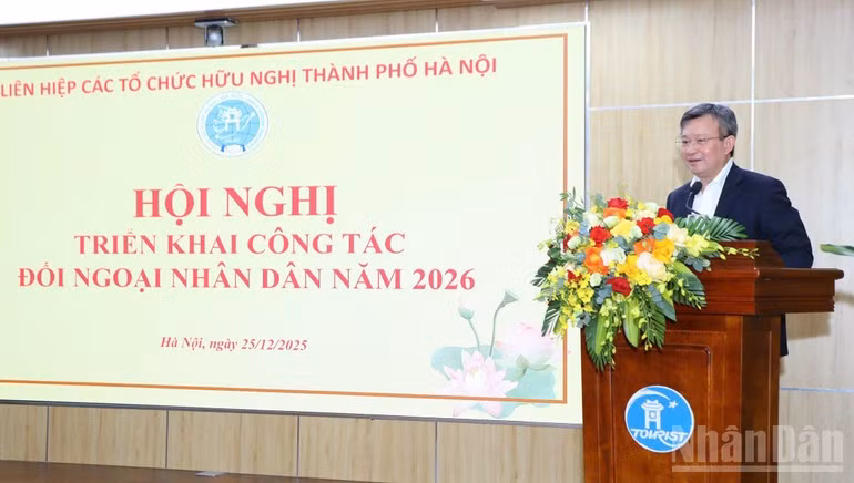 Le président de l’UOAV de Hanoï, Nguyen Ngoc Ky, prend la parole lors de la conférence. Photo : NDEL