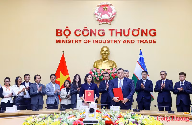 Signature du procès-verbal de la 8ᵉ session du Comité intergouvernemental Vietnam – Ouzbékistan sur la coopération économique, commerciale, scientifique et technique, le 24 décembre à Hanoï. Photo : congthuong.vn