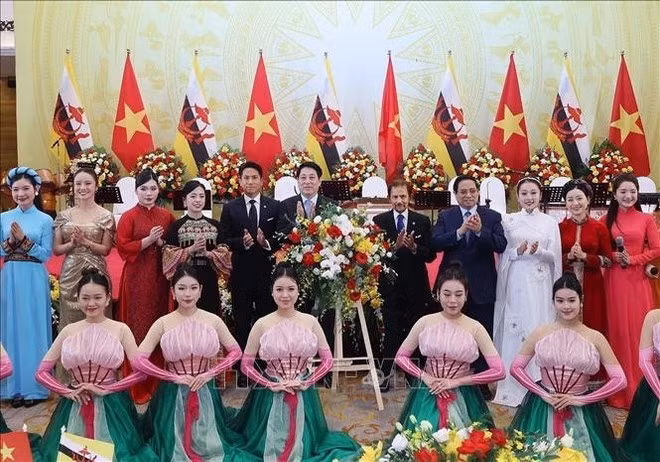 Le président vietnamien Luong Cuong, le Premier ministre Pham Minh Chinh, le sultan de Brunei Darussalam Haji Hassanal Bolkiah et le prince Abdul Mateen de Brunei, lors de l'événement. Photo: VNA