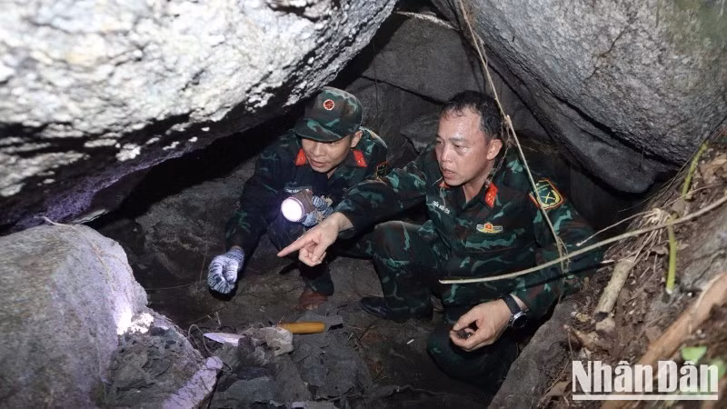Le commandement militaire de la ville de Da Nang inspecte la grotte de Da Sap ( dans le village de Lam Tay, commune de Ha Nha), où de nombreux objets appartenant à des soldats tombés au combat sont découverts. Photo : NDEL. 