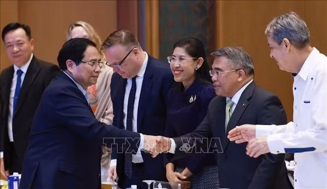Le Premier ministre Pham Minh Chinh avec les délégués lors de la cérémonie d’annonce de la création du Comité national de l’APEC 2027. Photo : VNA