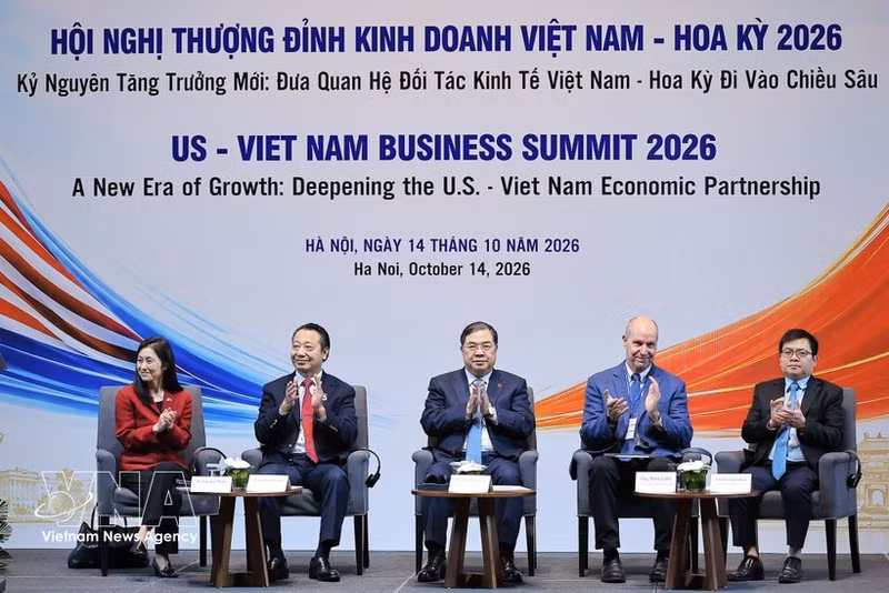 Le vice-Premier ministre permanent Pham Gia Tuc (centre) avec les délégués lors du 9e Sommet des affaires Vietnam - États-Unis, le 14 octobre à Hanoï. Photo : VNA.
