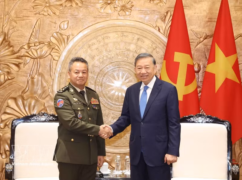 Le SG du PCV et président de la République To Lam (droite) et le général Tea Seiha, membre du Comité permanent du Parti du peuple cambodgien (PPC), vice-Premier ministre et ministre cambodgien de la Défense. Photo : VNA.