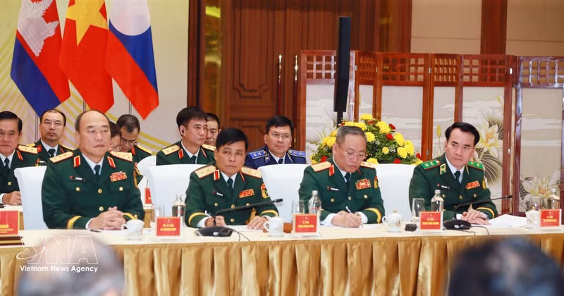 Rencontre des ministres de la Défense du Vietnam, du Laos et du Cambodge à Hanoï. Photo : VNA.