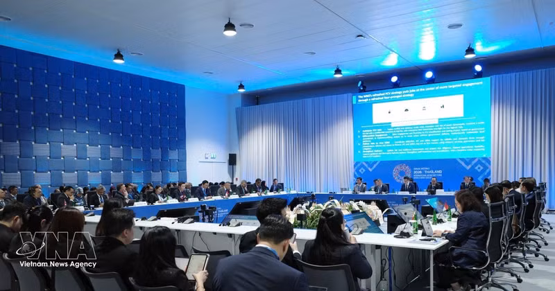 Table ronde entre la directrice générale du FMI, Kristalina Georgieva, et les ministères des Finances, gouverneurs des Banques centrales de l'ASEAN. Photo : VNA.