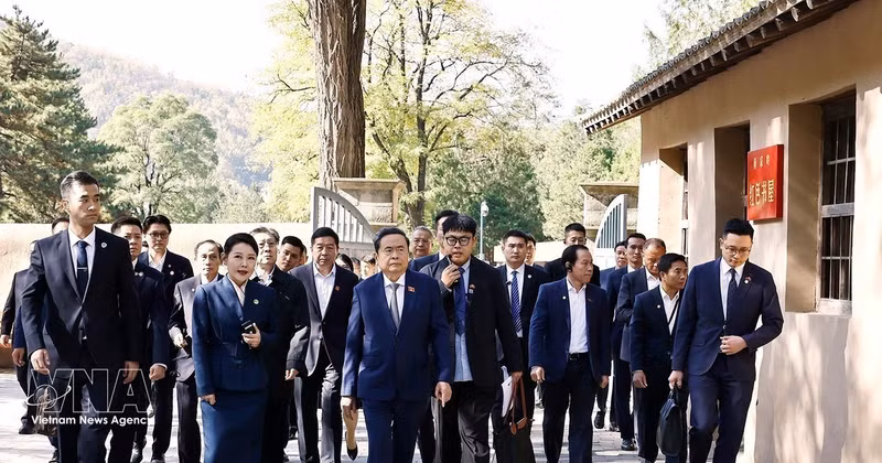 Le président de l’AN du Vietnam, Tran Thanh Man, visite des sites historiques révolutionnaires à Yan’an, dans le Shaanxi (Chine). Photo : VNA.