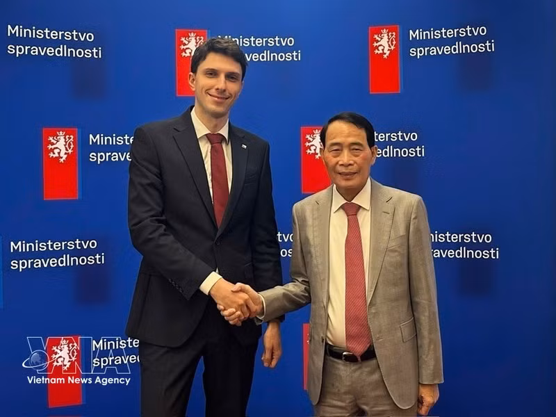 Le général de corps d’armée Le Quoc Hung, vice-ministre vietnamien de la Sécurité publique (à droite) et Adam Šimice, vice-ministre tchèque de la Justice chargé des affaires internationales, du droit européen, à Prague en octobre 2026. Photo : VNA.