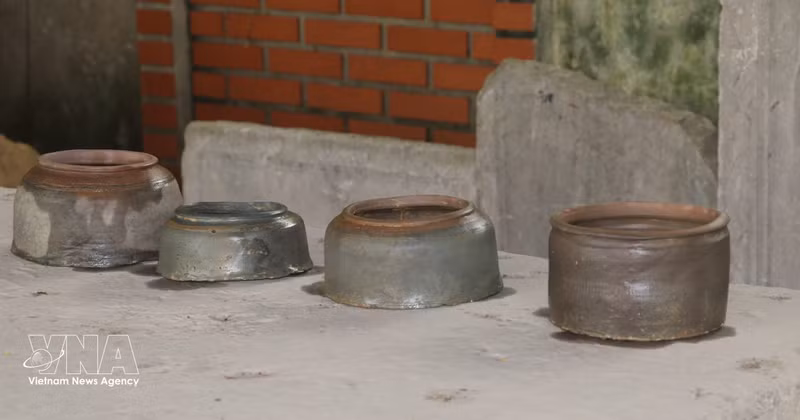 Des artefacts sont des ustensiles domestiques datant de la dynastie des Tran, soit entre les XIIIe et XIVe siècles. Photo : VNA.