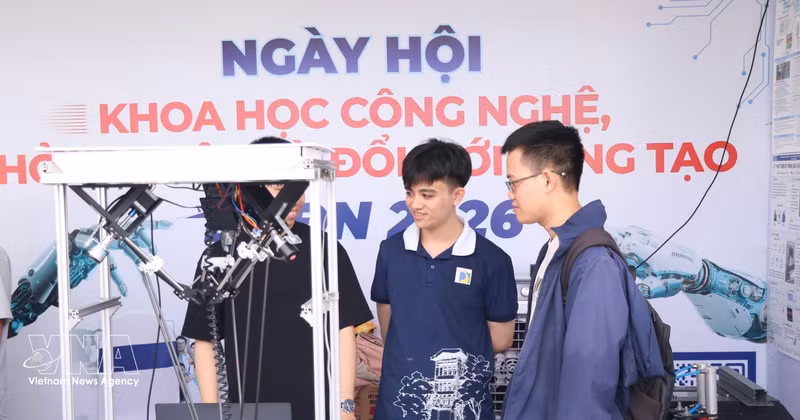 Des étudiants présentent leurs produits technologiques lors du Festival des sciences, des technologies, de l'entrepreneuriat et de l'innovation de l'Université des sciences et technologies de Da Nang en 2026. Photo : VNA.